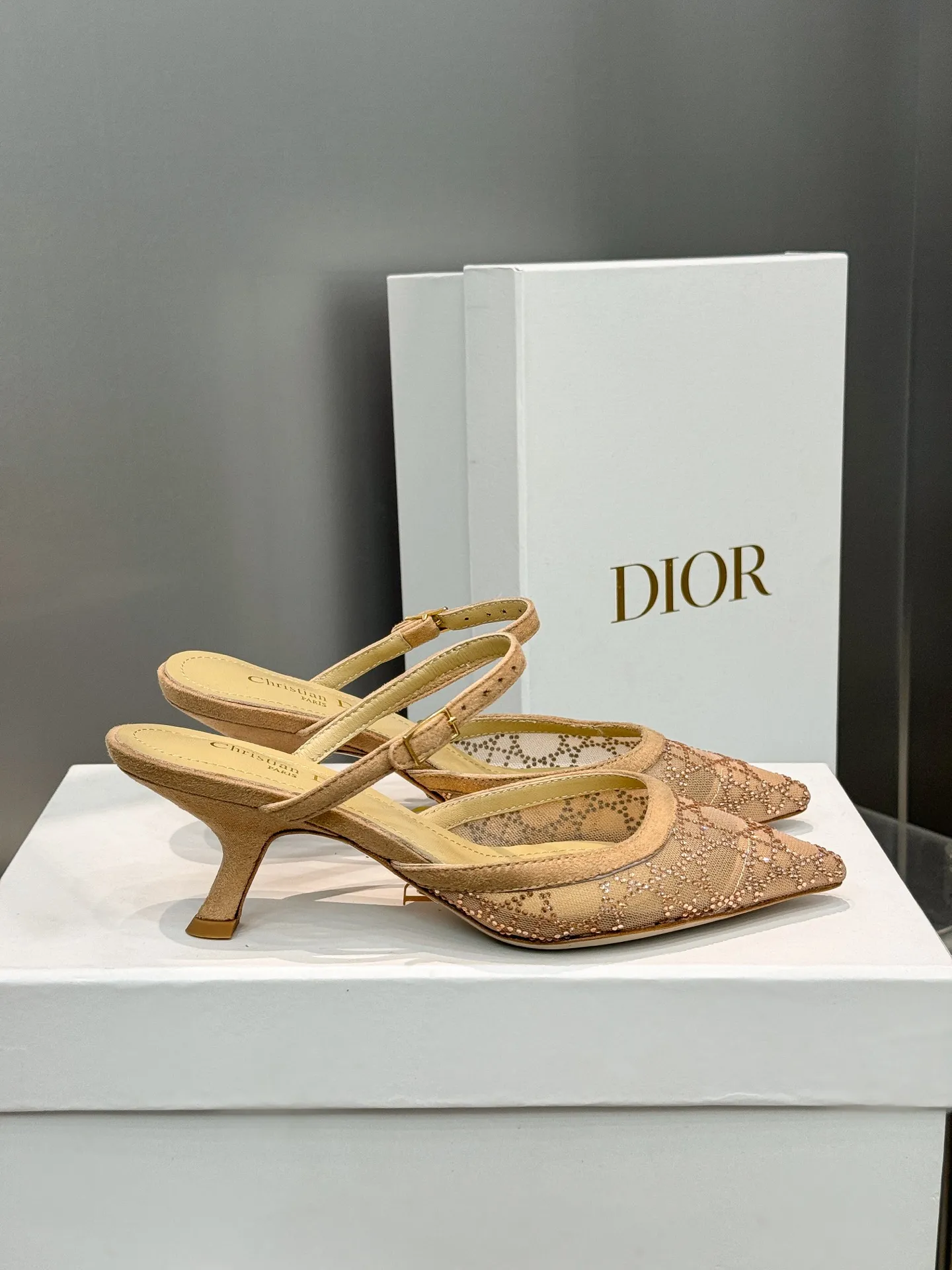 👟👟Ex-factory price 580👟👟 Dior 2025 spring and summer catwalk new style bling...bling...crystal shoes Capture series high-heeled women's shoes Star-same rhinestone square toe cannage pattern cat heel slip-on sandals The top high-end version on the market Exclusive sale Material: Original custom mesh inlaid with hot Australian rhinestones + water-dyed sheepskin feet + original molded hardware buckles + Italian leather outsole Heel height: 6.5CM/9.5CM size: 34-43 (34.40.41.42.43. Customized, non-refundable)